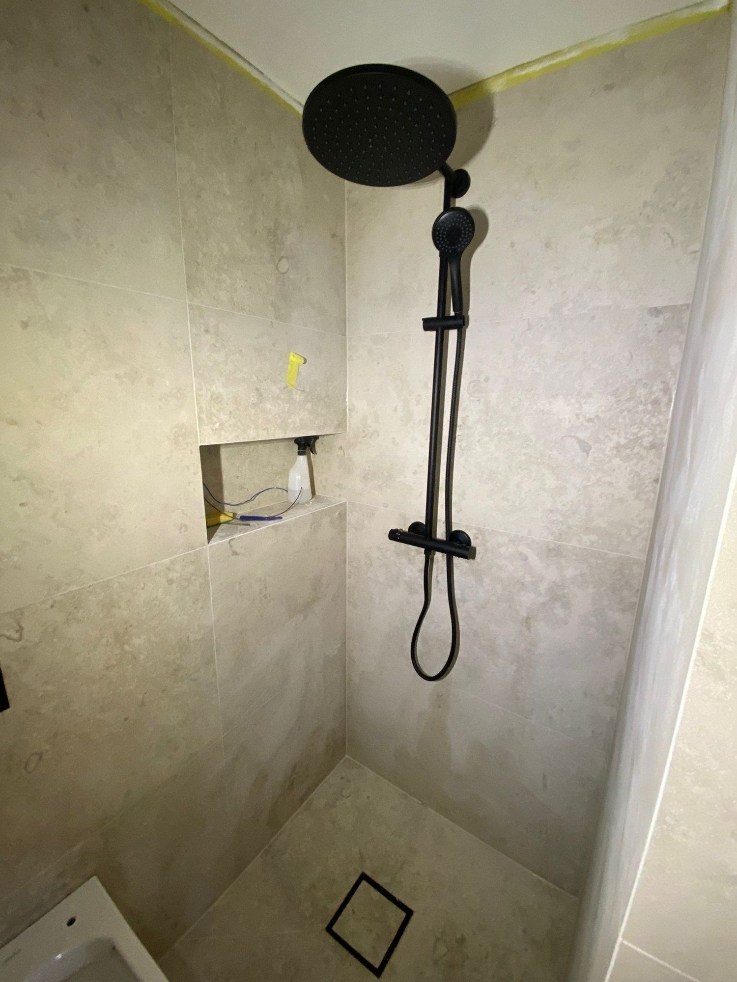 Svart duschset med takdusch och termostatblandare