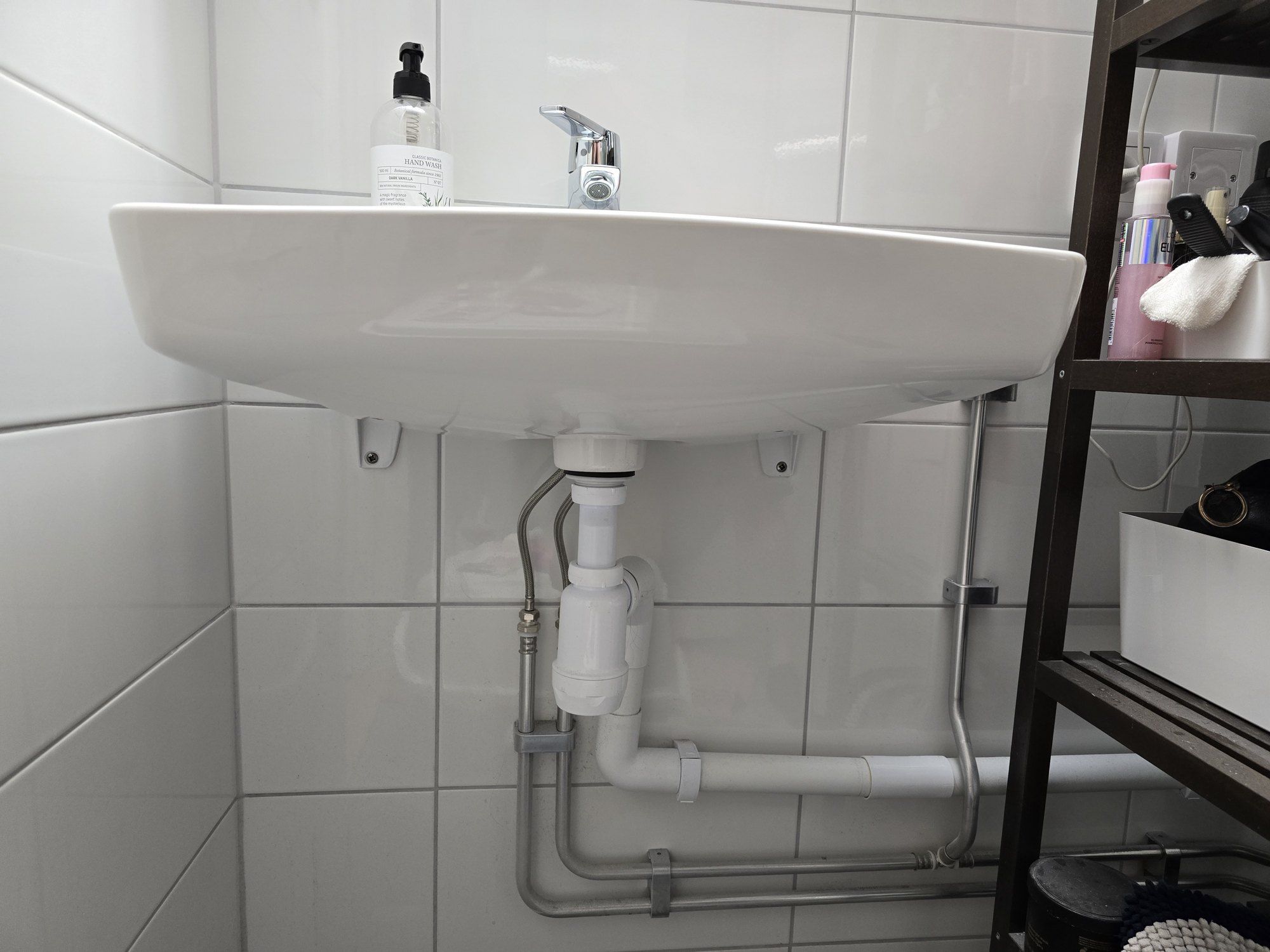 Monterat tvättställ med blandare och vattenlås