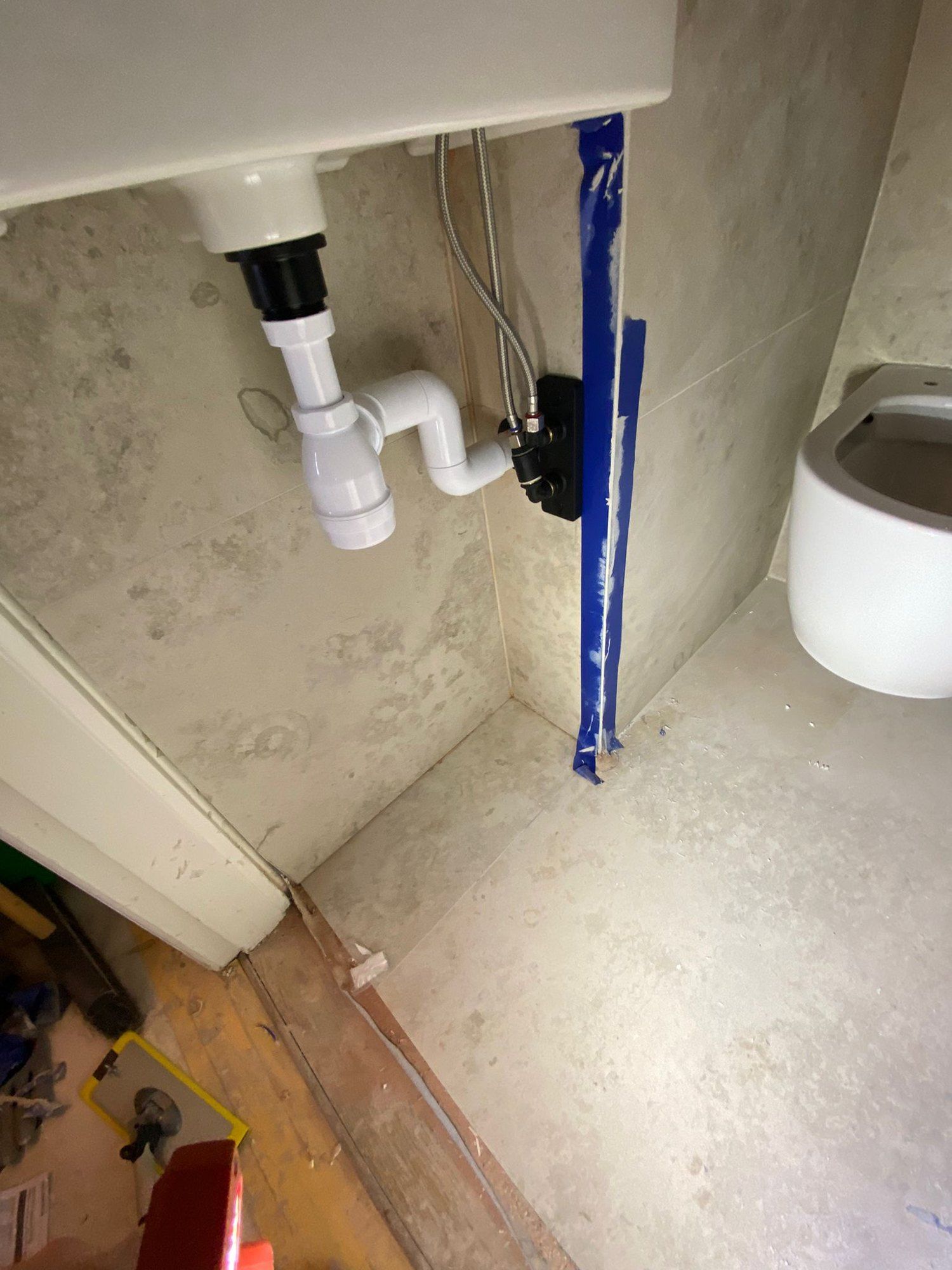 Vattenlås och avloppsanslutning under tvättställ under montage
